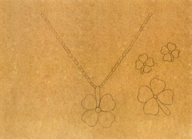 Step 03 Sketch the earring and ring’s front contours in the right blank area, maintaining consistent clover element shapes.