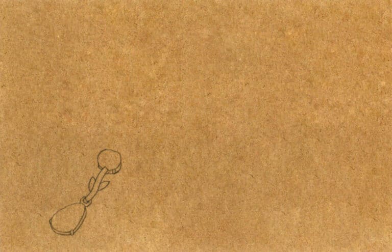 Step 01 Determine the necklace’s position on paper. Start from partial sections to sketch the pendant’s contour as reference.