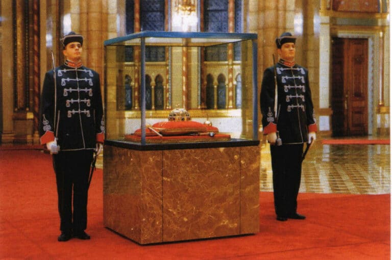 Figure 1-36 Independent display cabinet