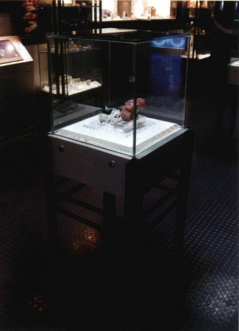 Figure 1-40 Independent Display Cabinet (3)