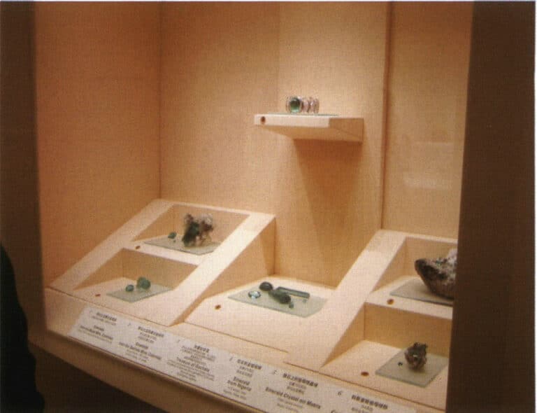 Figure 1-44 Glass display case for jade