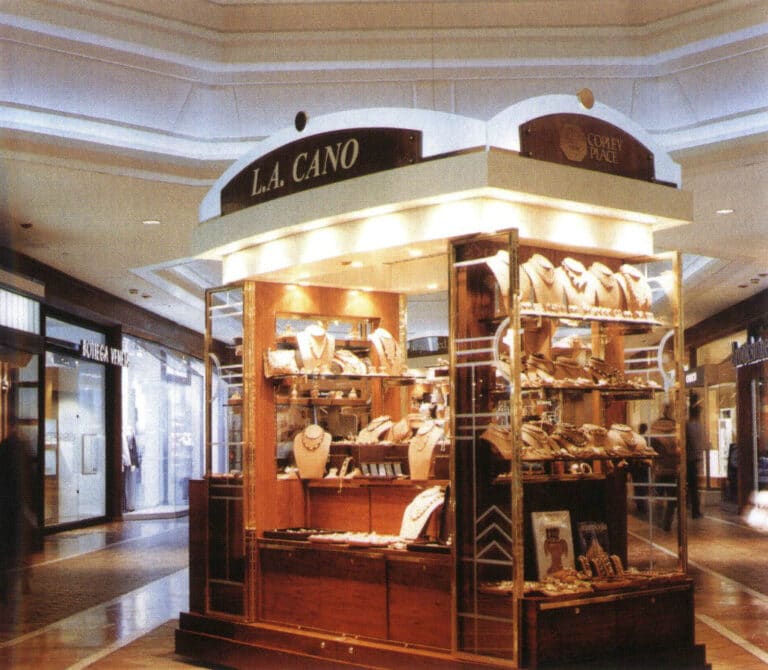 Figure 1-52 Three-dimensional display stand display