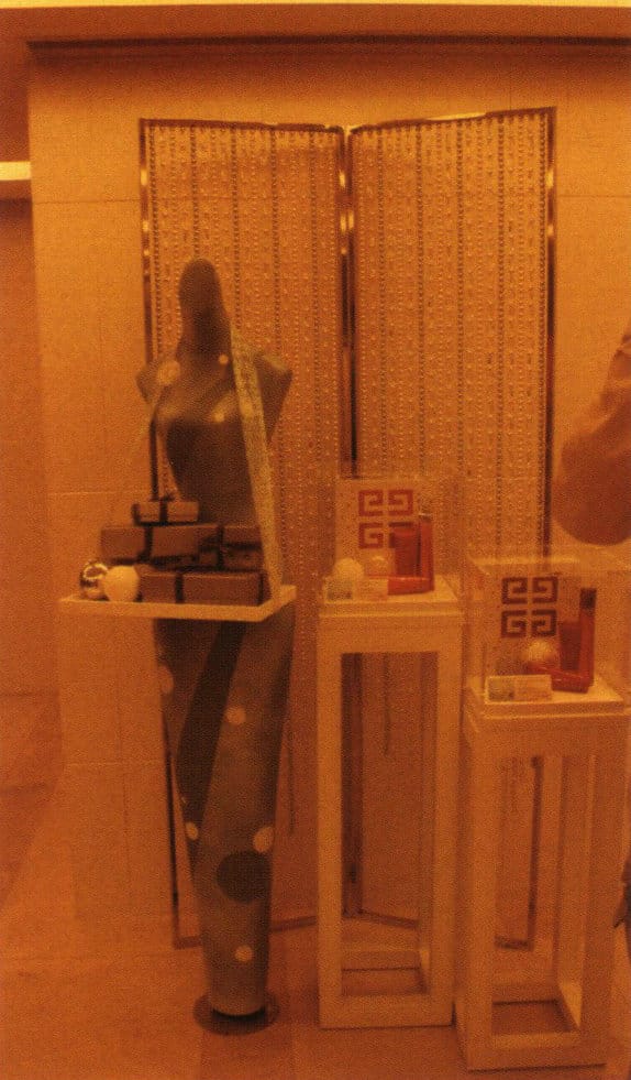 Figure 1-55 Display shelf with scene creation