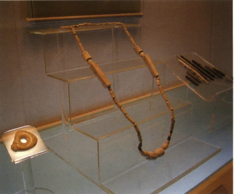 Figure 1-62 Auxiliary display tools will enhance the exhibits through various shaped bases and blocks.