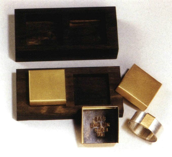 Figure 1-64 Using simple solid wood to highlight the nobility of gold jewelry