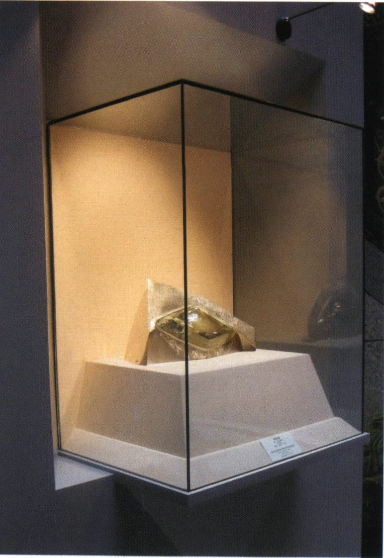Figure 1-74 Partial lighting in a glass display cabinet