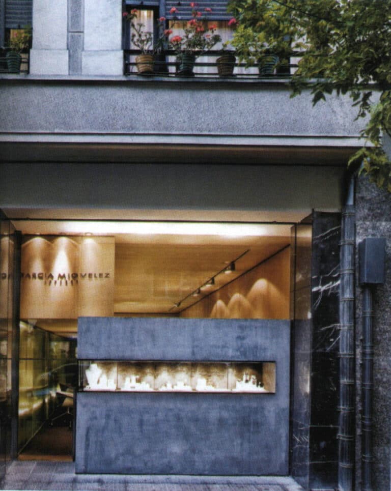 Figure 2-2 Using modern design techniques and materials to reflect the style of jewelry