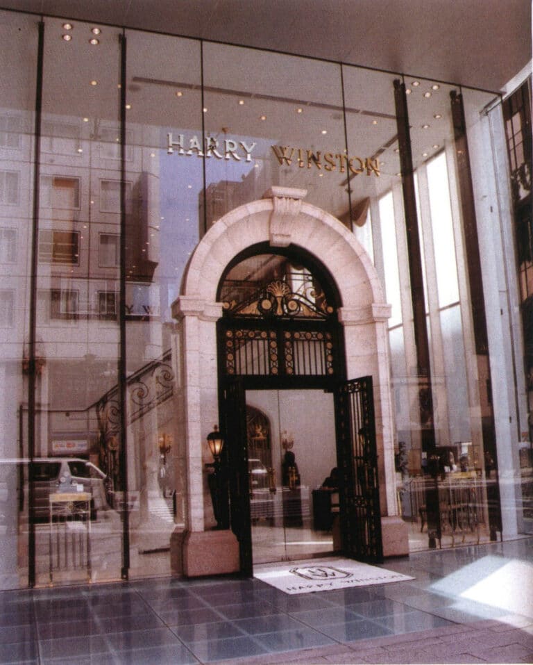 Figure 2-6 The transparent storefront has a guiding effect