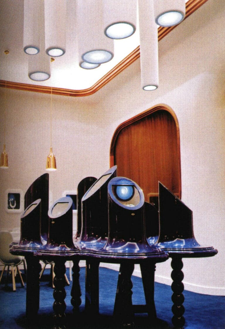 Figure 2-30 Display design using special-shaped display cabinets to create unique product features