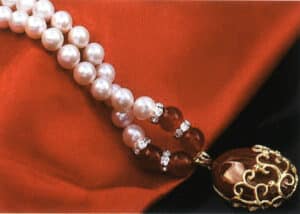 demonstration of the effects of reflected color on jewelry design