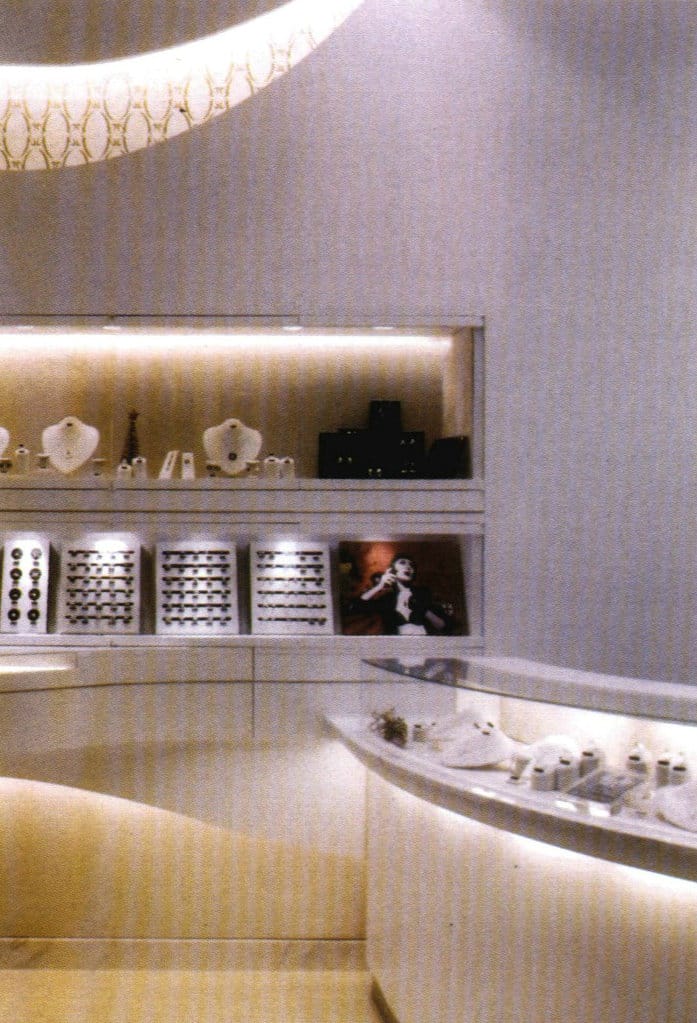 Figure 6-6 The irregular independent display cabinet brings a touch of lightness and vibrancy to the store.