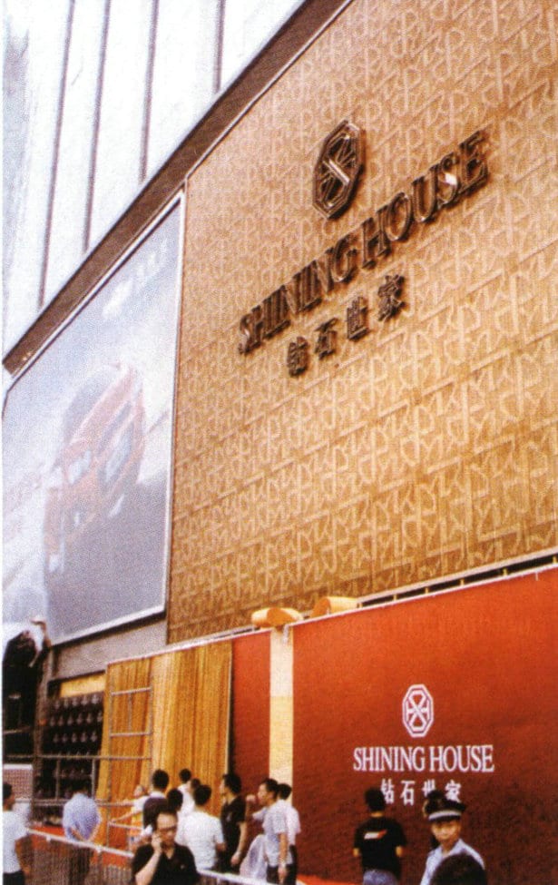 Figures 6-8 Presenting the brand's low-key luxury and romantic personality through red and yellow tones.