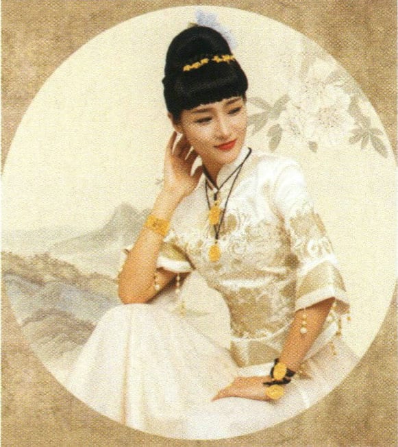 Woman wearing jewelry set