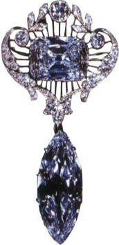 Figure 5-8 Brooches made with the Cullinan VI diamond (below) and the Cullinan VIII diamond (above).