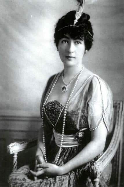 Figure 6–14 Mrs Evalyn McLean wearing the Hope Diamond