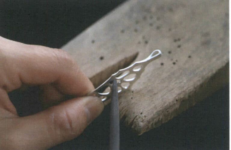 Figure 7-16 Trimming and smoothing the inner side of the hole