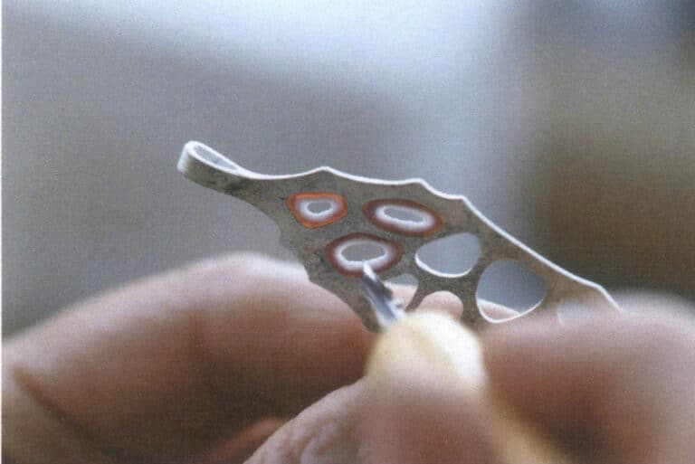 Figure 7-25 Applying the second ring of glaze