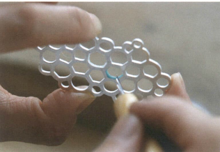 Figure 7-27 Placing glaze on half the circumference