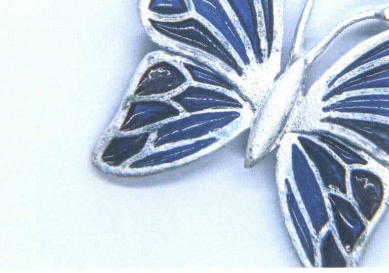 Figure 7-32 Residual glaze on the surface of the work