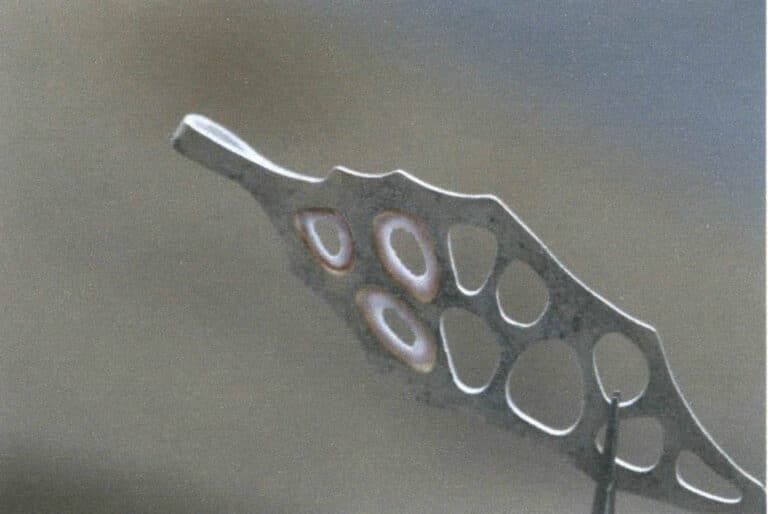 Figure 7-37 The hole in the center of the glaze is getting smaller and smaller