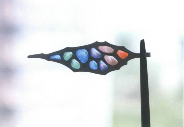 Figure 7-40 The enamel layer is thicker at the edges and thinner in the middle