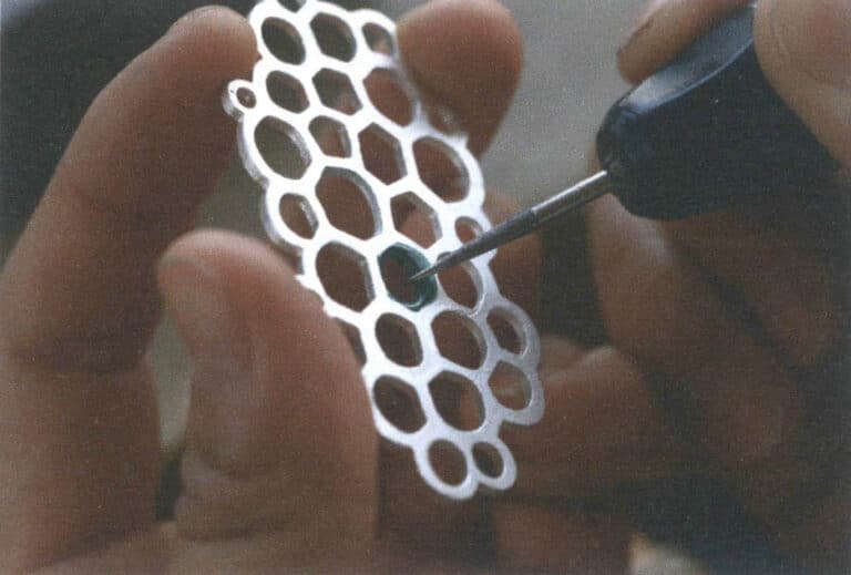 Figure 7-42 Removing aggregated glaze with a diamond grinding bur