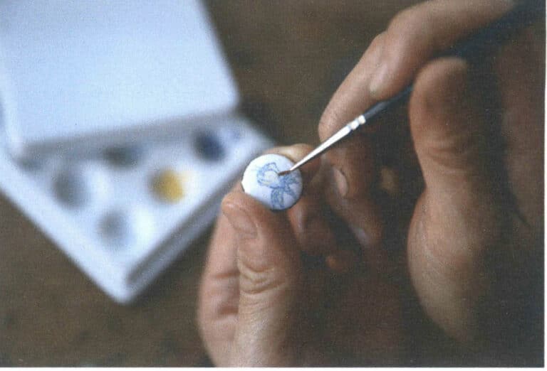 Figure 8-1 Painting on a porcelain-white base glaze
