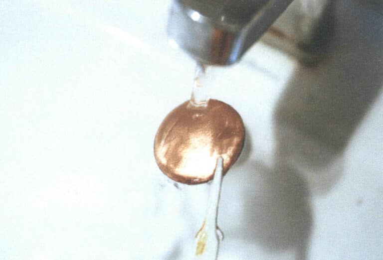 Figure 8-3 Rinsing a copper base plate that has been acid-treated with clean water