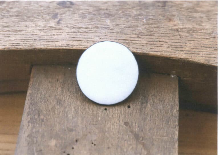 Figure 8-5 Base plate with porcelain white glaze fired