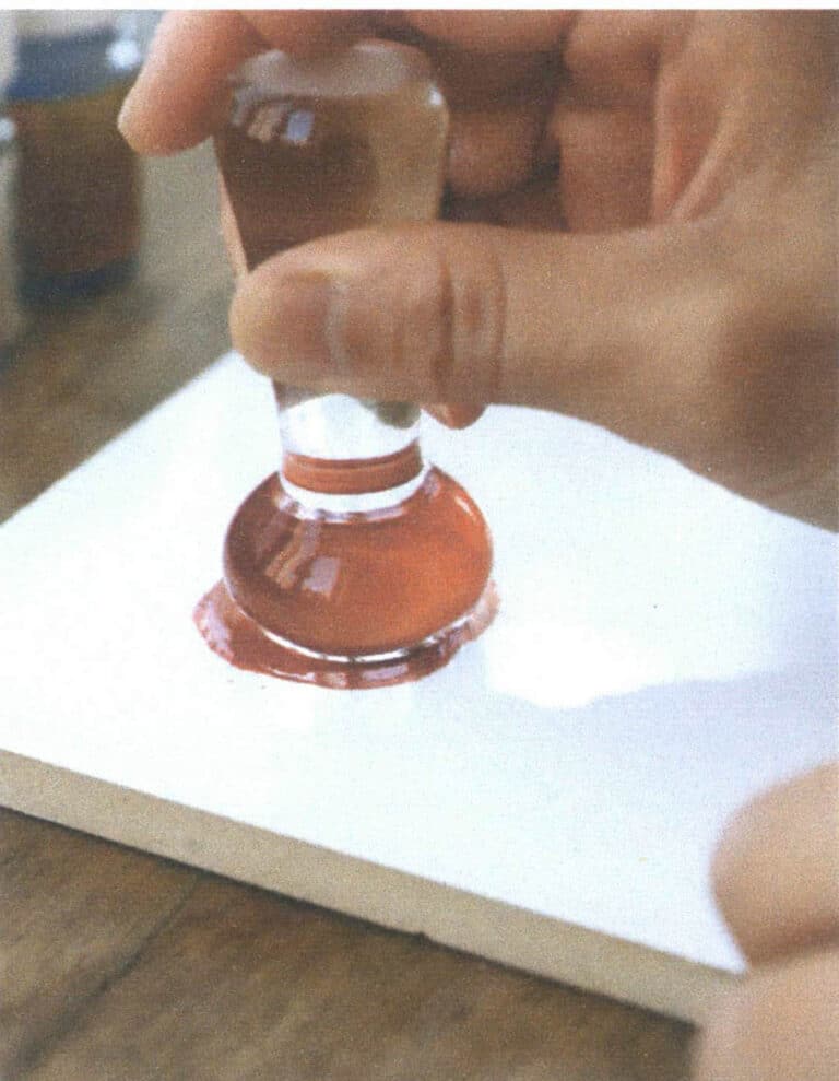 Figure 8-21 Grinding glaze with a glass pestle