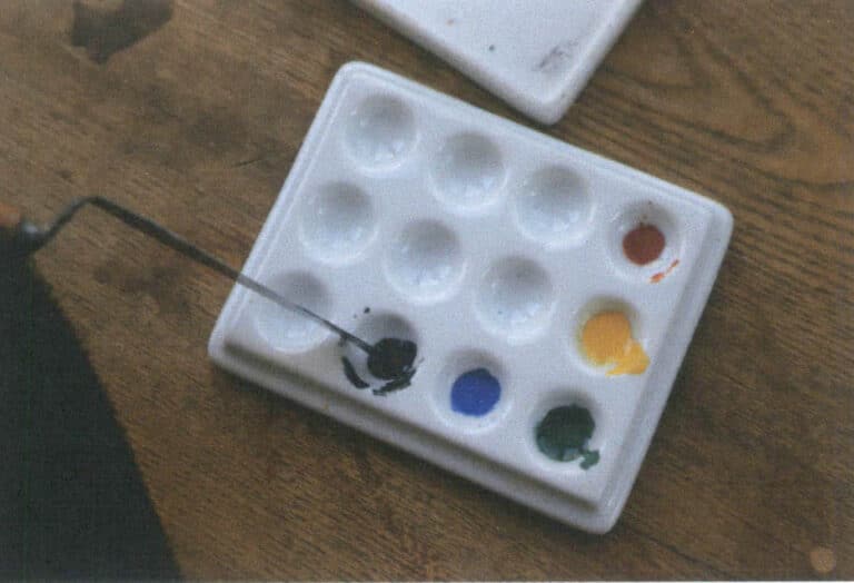 Figure 8-23 Using a palette knife to transfer the mixed glazes into a palette box