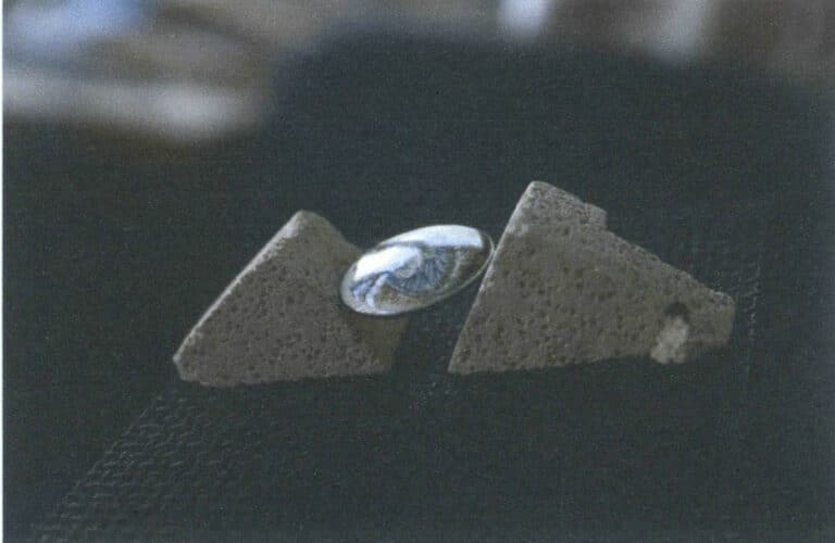 Figure 8-27 Checking whether the piece is properly fired by observing reflections