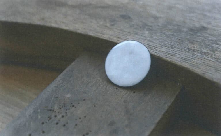 Figure 8-28 Metal base plate with fired back glaze and porcelain-white base glaze