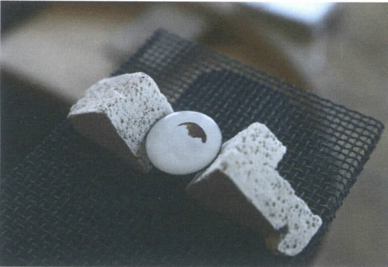 Figure 8–36 Situation of incomplete firing due to excessively thick glaze layers