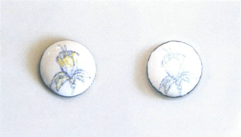 Figure 8-38 Comparison between a specimen fired at an appropriate temperature and one fired at too high a temperature