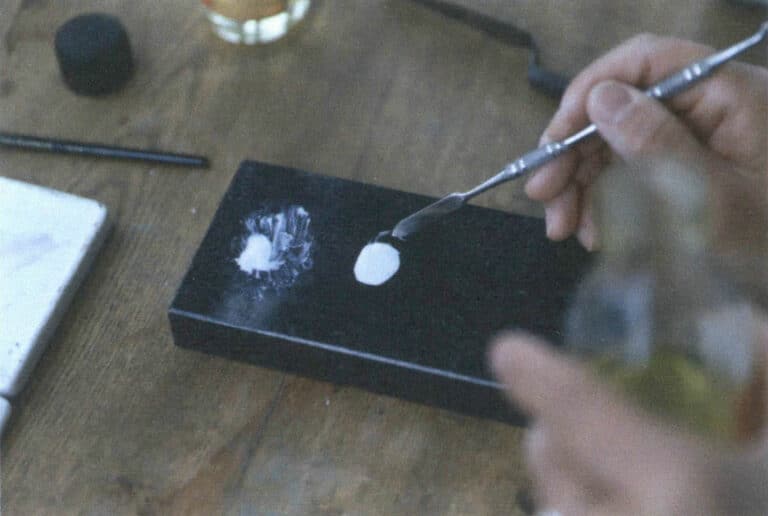 Figure 8-45 Adding an appropriate amount of essential oil and one drop of neutral oil