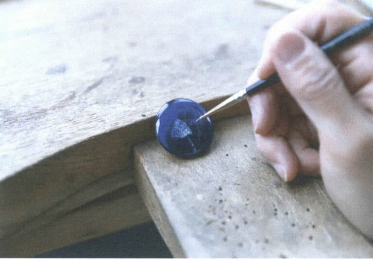 Figure 8-48 Using a slightly denser white glaze to depict tonal layers