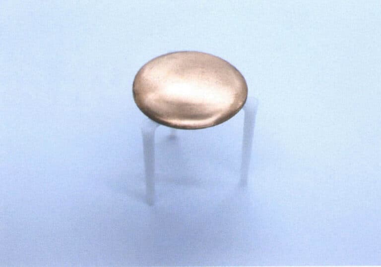 Figure 9-4 Place the metal base plate on a stand padded with white paper