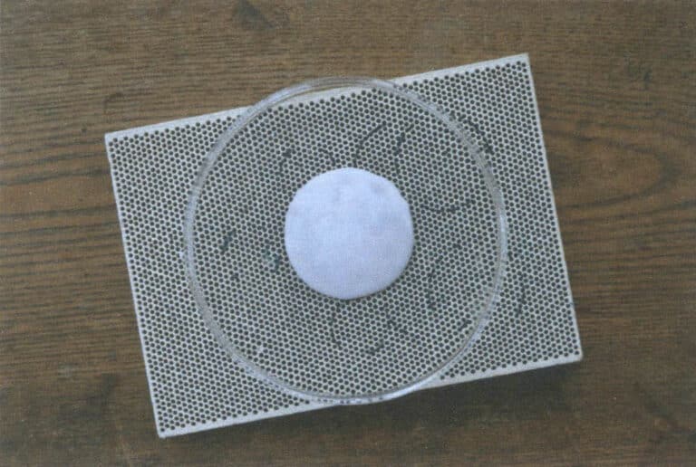 Figure 9-22 Applying a slightly thicker white glaze