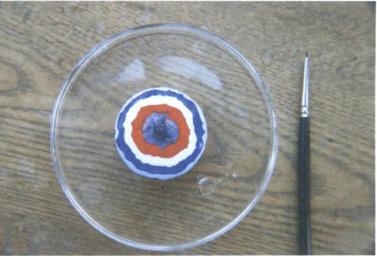 Figure 9-27 Applying the glaze for the pattern