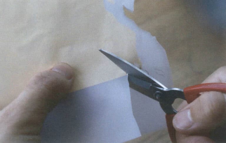 Figure 9-52 Cutting gold leaf