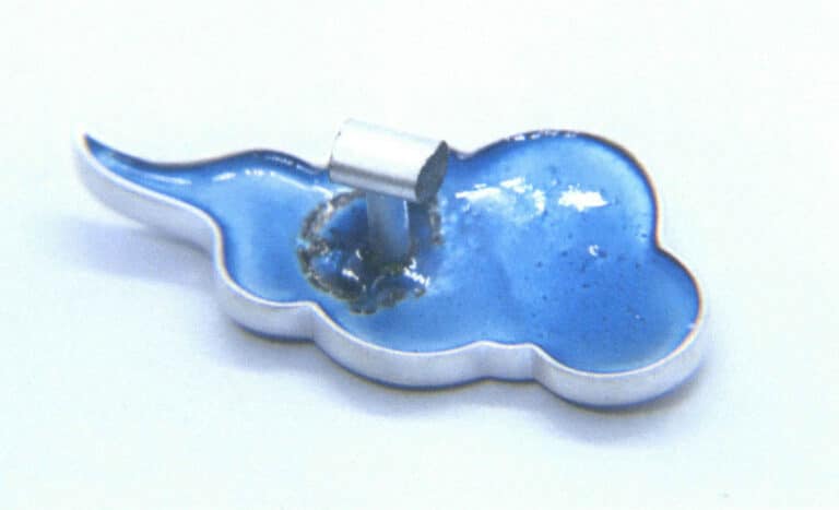 Figure 10-1 Colour change in glaze caused by solder