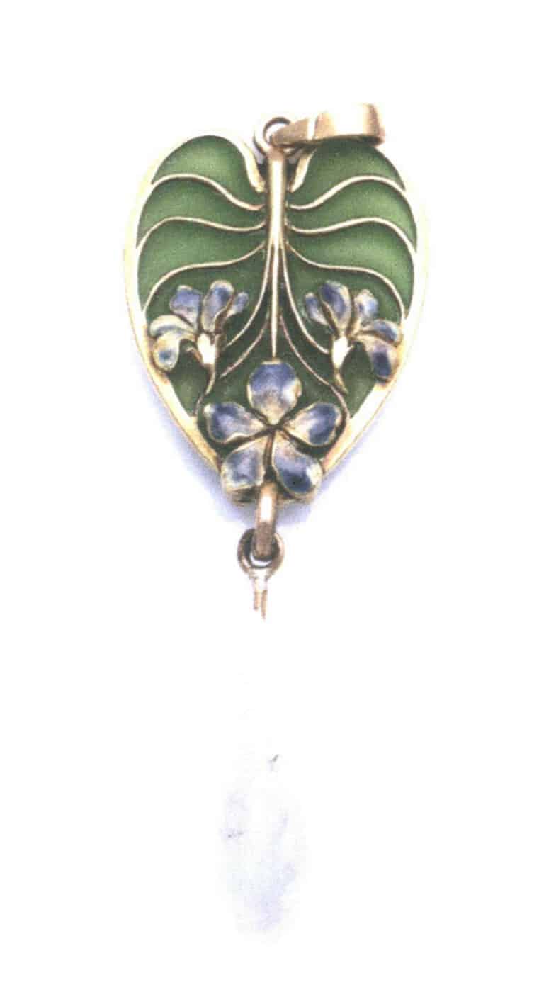 Figure 10-2 French antique pendant