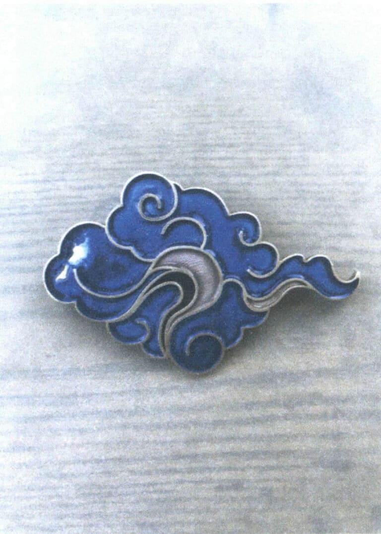 Figure 10-4 Local enamel detachment caused by casting defects