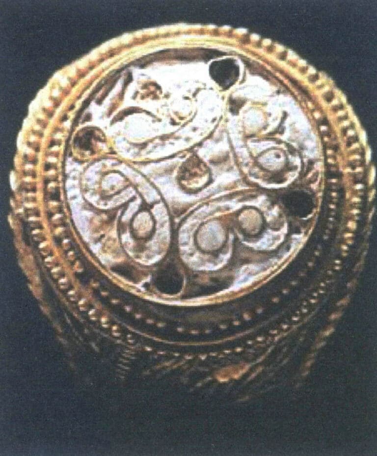 Figure 1–4 Mycenaean-period enamelled ring