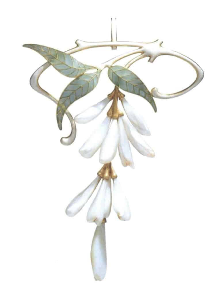 Figure 1–6 Openwork enamel pendant