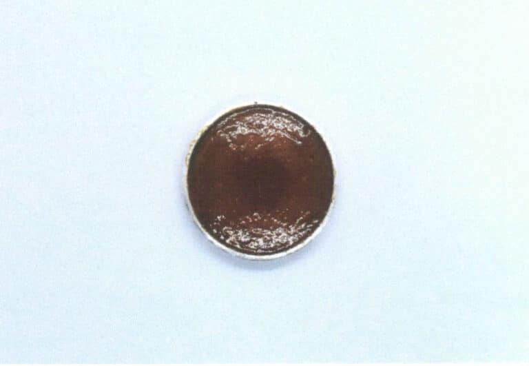 Figure 1–16 Colour effect of transparent red glaze when not fully melted