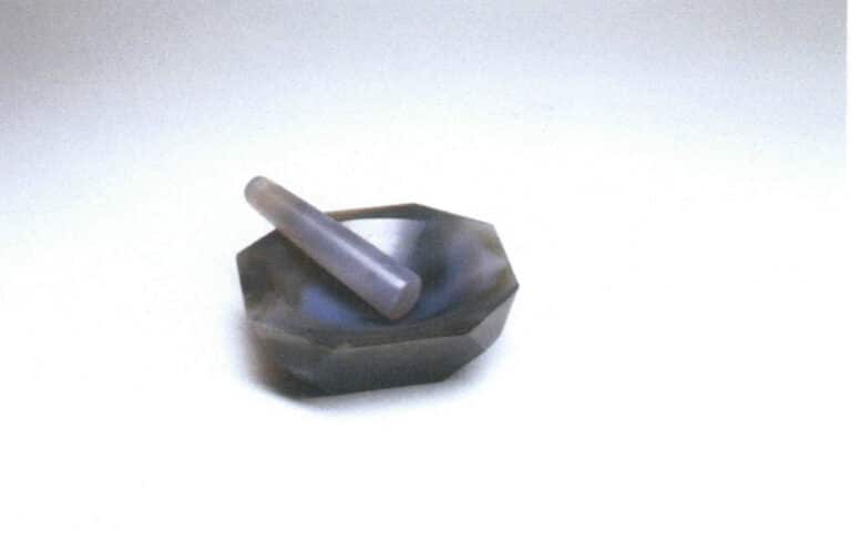 Figure 1–28 Agate mortar