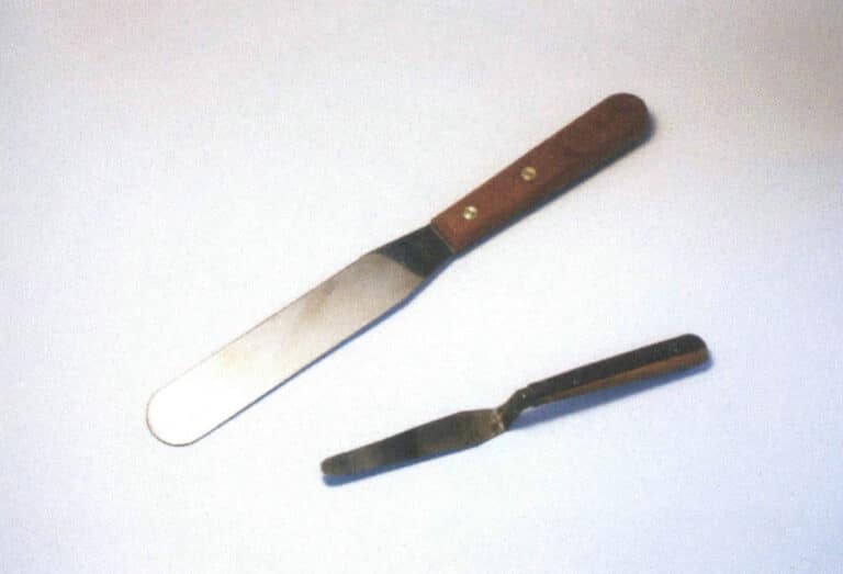 Figure 2-22 Cake spatulas and palette knives are suitable for transferring works