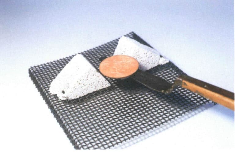 Figure 2-23 Lifting a work with a palette knife